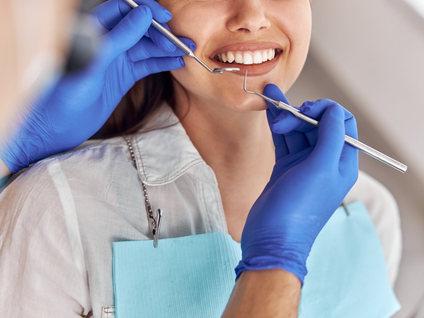 Paziente durante una visita dentistica in ambiente moderno