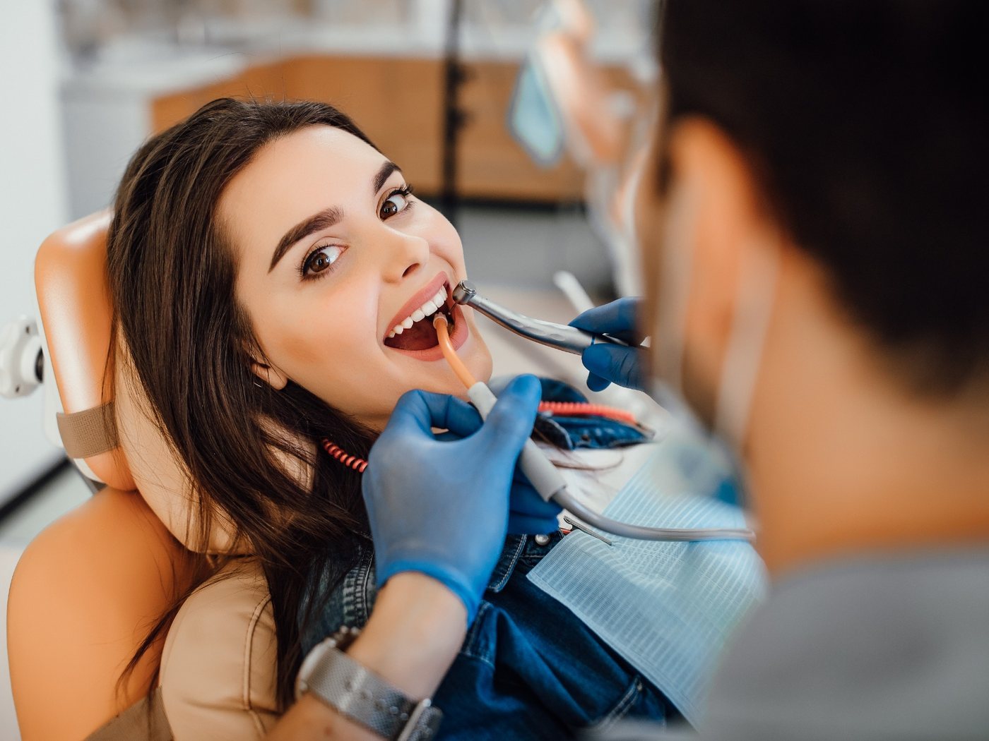 Paziente sorridente durante una visita dentistica
