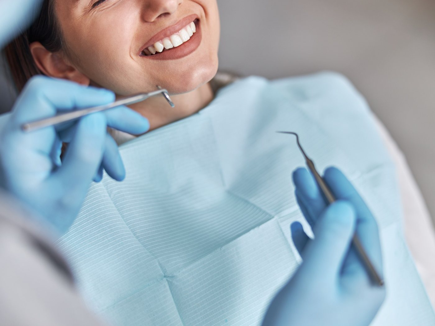 Visita odontoiatrica professionale in studio moderno